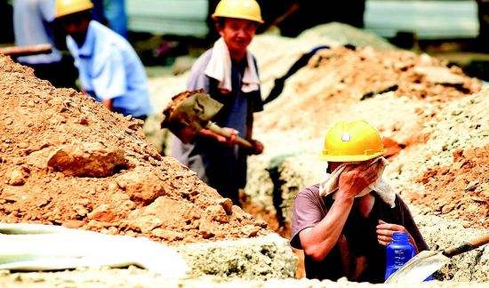 關(guān)注，高溫下的鋼結(jié)構(gòu)施工工人