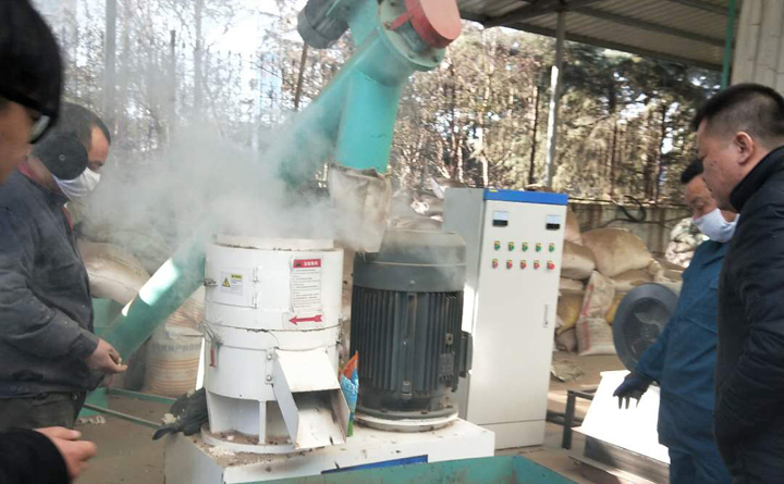 SKJ300木屑顆粒機(jī)試機(jī).jpg SKJ300木屑顆粒機(jī)試機(jī).jpg