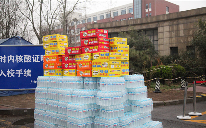 2月25日，山東金格瑞機械有限公司派代表來到齊魯師范學(xué)院捐贈防疫物資，保障校園防疫物品備足備齊，助力學(xué)校的疫情防控工作。