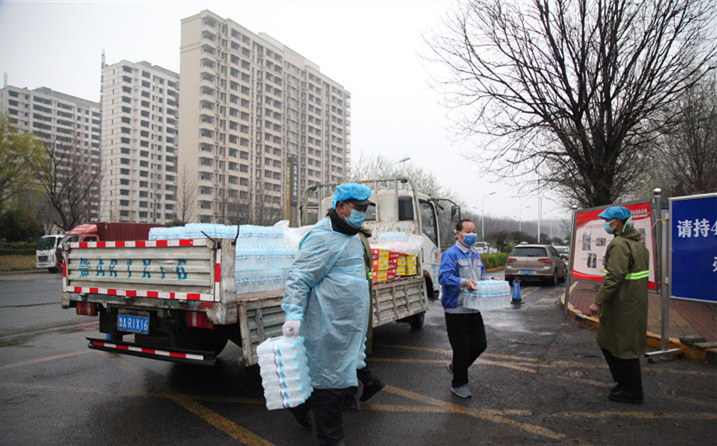 2月25日，山東金格瑞機械有限公司派代表來到齊魯師范學(xué)院捐贈防疫物資，保障校園防疫物品備足備齊，助力學(xué)校的疫情防控工作。