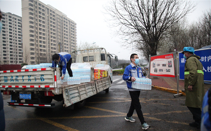 2月25日，山東金格瑞機械有限公司派代表來到齊魯師范學(xué)院捐贈防疫物資，保障校園防疫物品備足備齊，助力學(xué)校的疫情防控工作。