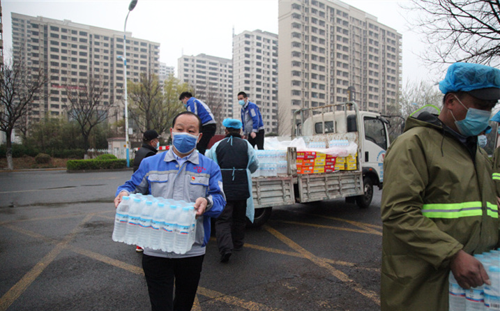 2月25日，山東金格瑞機械有限公司派代表來到齊魯師范學(xué)院捐贈防疫物資，保障校園防疫物品備足備齊，助力學(xué)校的疫情防控工作。