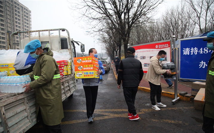 2月25日，山東金格瑞機械有限公司派代表來到齊魯師范學(xué)院捐贈防疫物資，保障校園防疫物品備足備齊，助力學(xué)校的疫情防控工作。